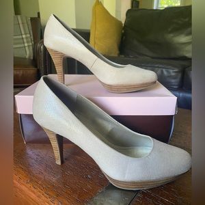 Beige pump with wooden heel and platform